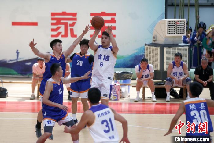 川滇篮球赛邂逅苗族竹竿舞 民族团结交融新场景