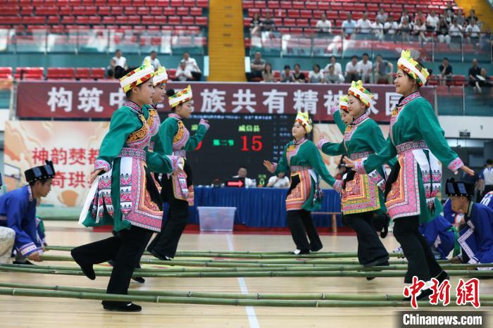 川滇篮球赛邂逅苗族竹竿舞 民族团结交融新场景