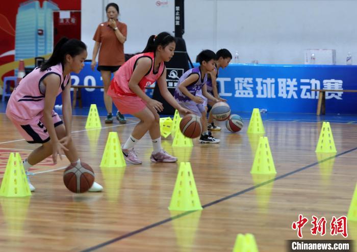 川滇篮球赛邂逅苗族竹竿舞 民族团结交融新场景