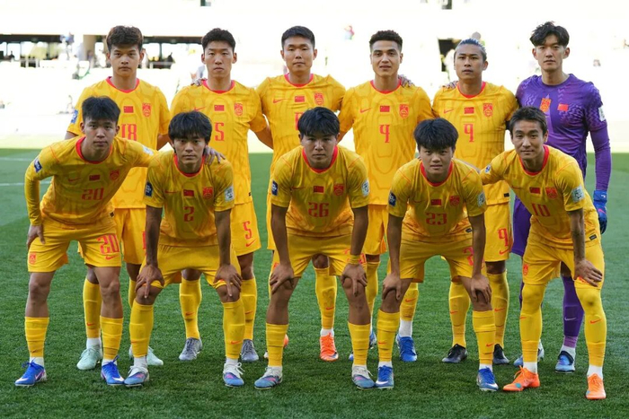 中国男足启程回国备战中