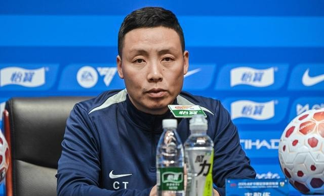 旧友对决：升班马与本土教练的较量