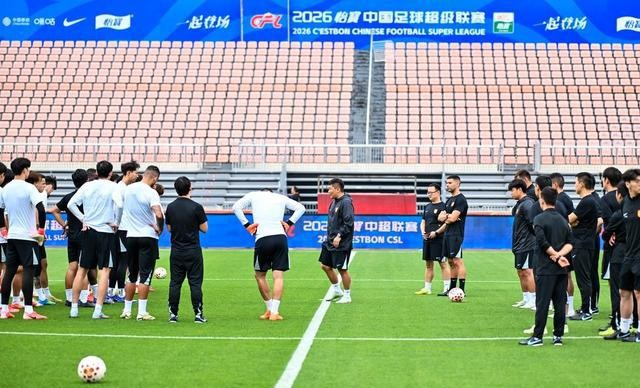 旧友对决：升班马与本土教练的较量