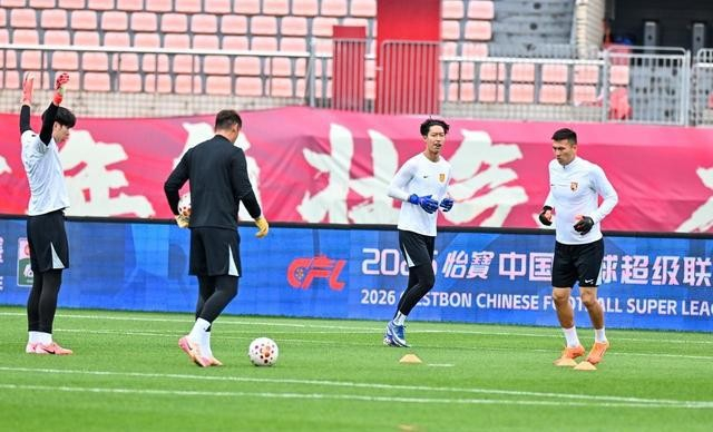 旧友对决：升班马与本土教练的较量