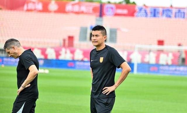 旧友对决：升班马与本土教练的较量