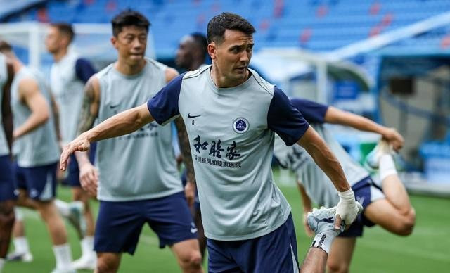 旧友对决：升班马与本土教练的较量