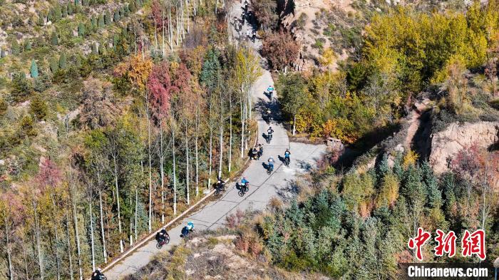 青海西宁：自行车手爬坡挑战 感知南北两山生态