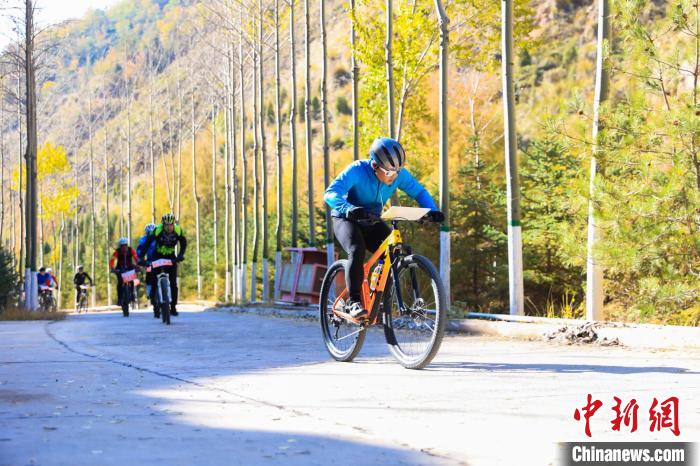 青海西宁：自行车手爬坡挑战 感知南北两山生态