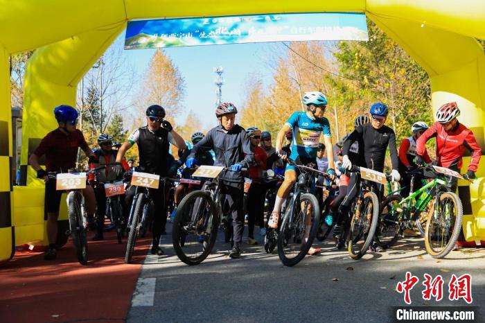 青海西宁：自行车手爬坡挑战 感知南北两山生态